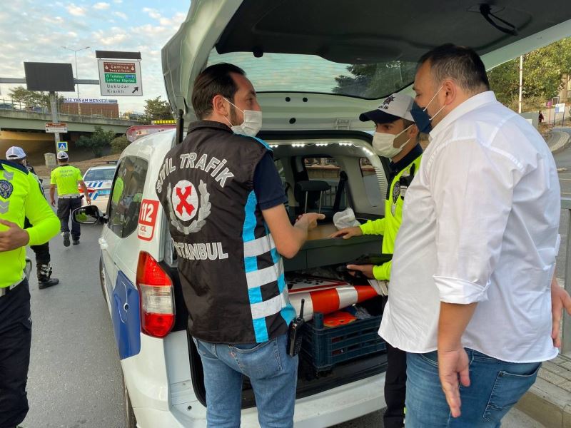 Üsküdar’da servis denetimde ehliyet süresi dolan sürücüye 580 lira ceza
