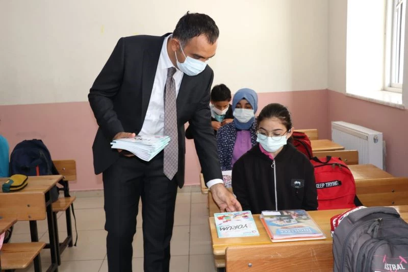 Eğirdir’de öğrencilere bütçe ve yorum defteri dağıtıldı
