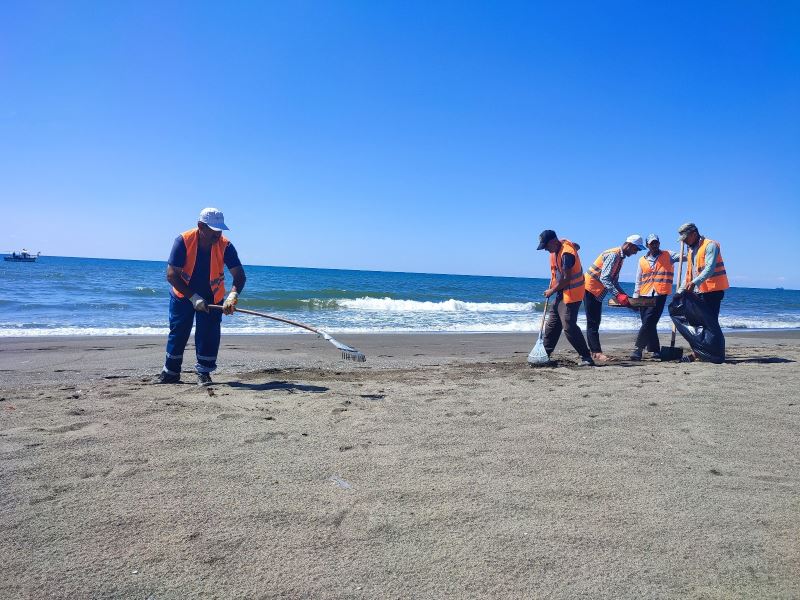 Hatay sahilinde petrol atıklarını temizleme çalışmaları sürüyor
