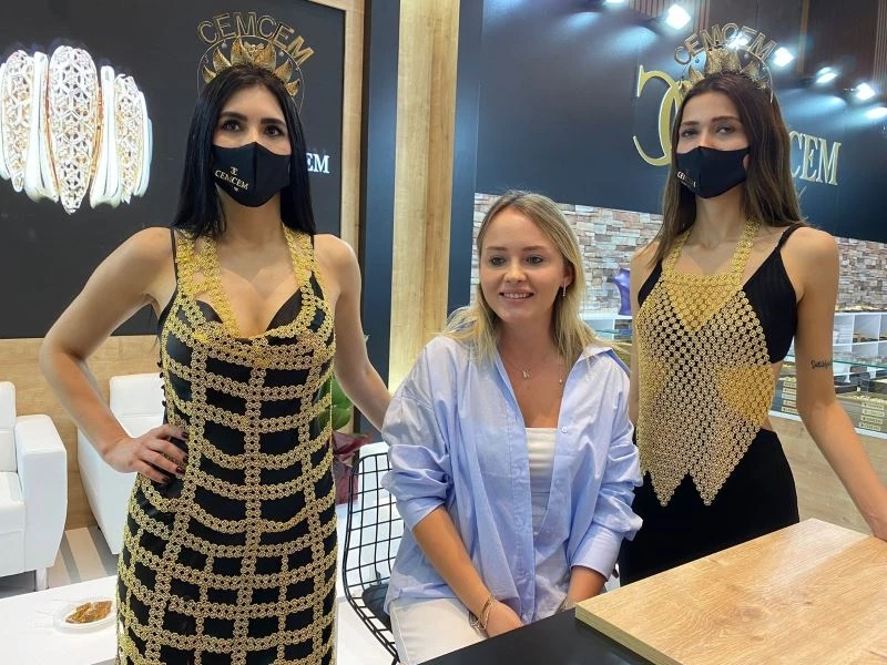 Milyonluk altınlar sergilendi, tarihi Dört Ayaklı Minare ve kıyafet gözleri kamaştırdı
