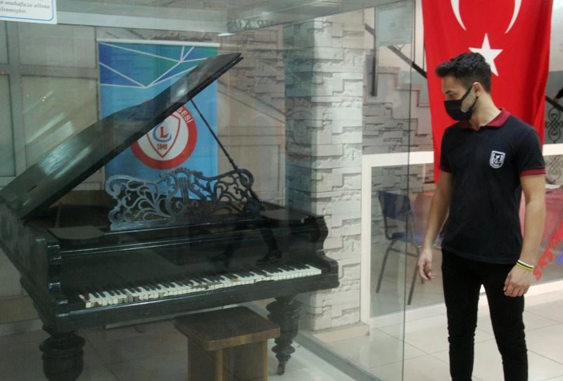 (Özel) Atatürk’e hediye edilen piyanoya, Erzincan Lisesi ev sahipliği yapıyor
