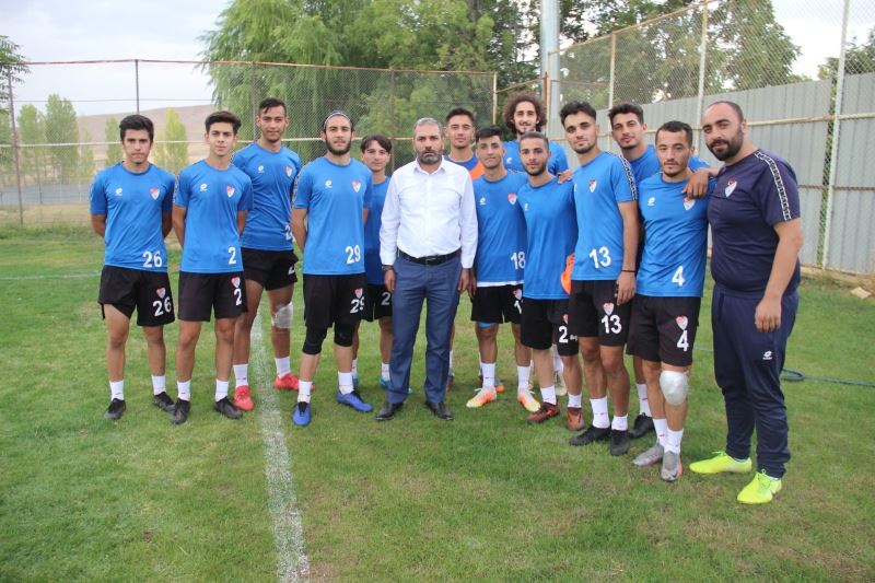 Bir dönem tribünlerden desteklediği takımını şimdi başkan olarak yaşatmaya çalışıyor
