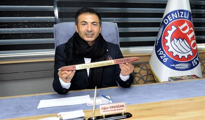 DTO Başkanı Erdoğan’a olan sevgisini el emeği eserine işledi
