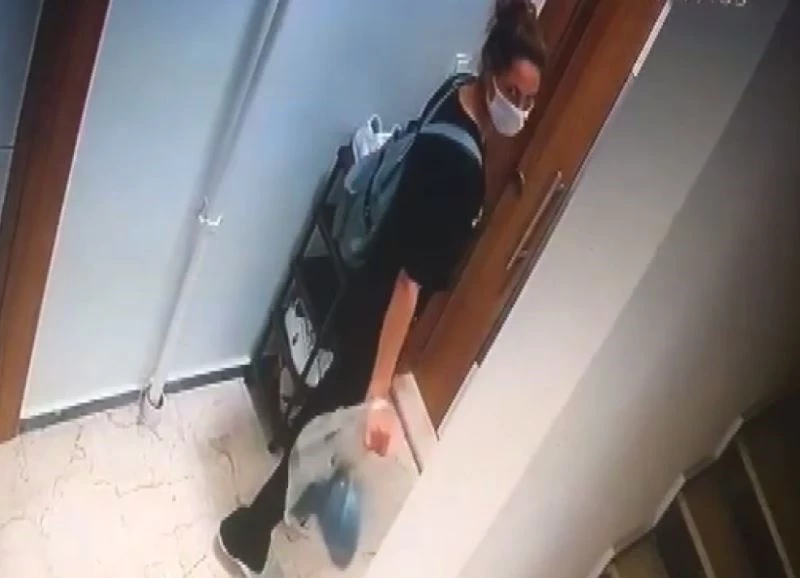 Arnavutköy’de güvenlik kamerasını fark eden iki hırsız kadın çekinmeden soyguna devam etti
