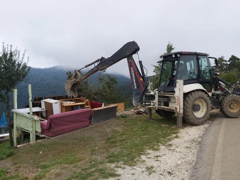 Yedigöller yolu üzerindeki kaçak yapılar yıkıldı

