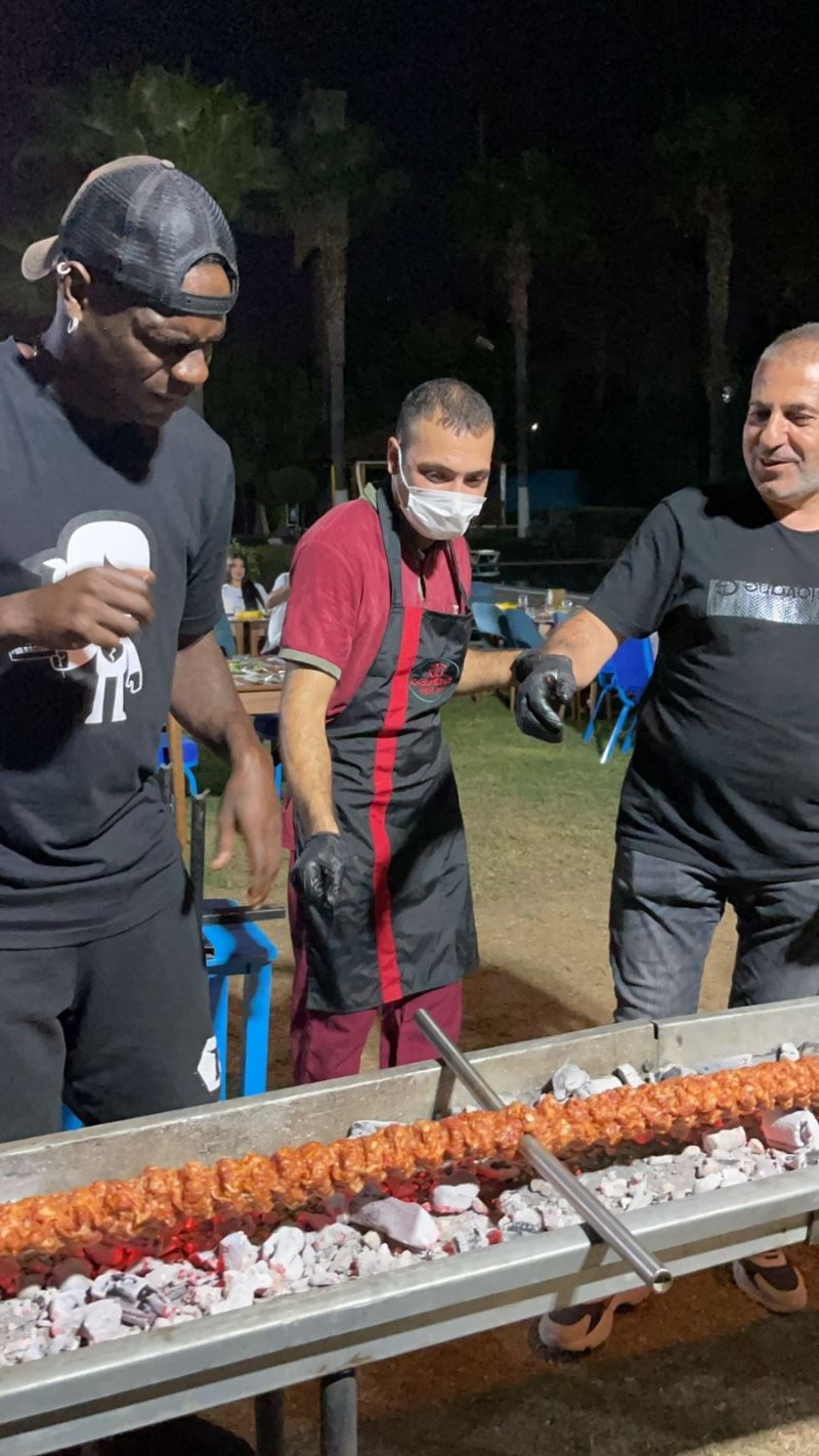 Adana Demirsporlu futbolculara kebap keyfi
