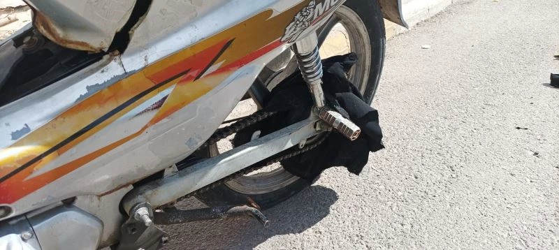 Eteği zincire dolandı, çocuğuyla yola düştü
