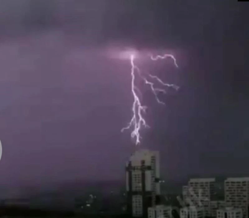 Başakşehir’de çakan şimşekler geceyi aydınlattı
