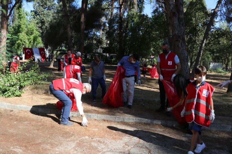 Adana Kızılay gönüllüleri Dünya Temizlik Günü