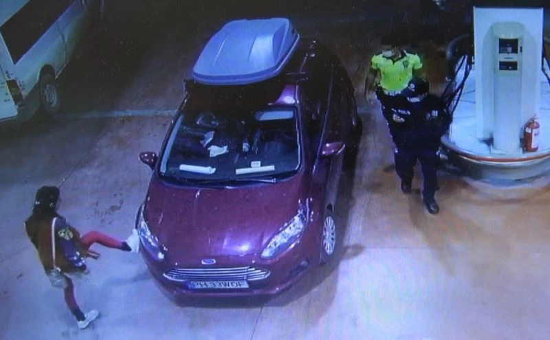 Önce ısınma hareketleri yaptı sonra aracını tekmeledi
