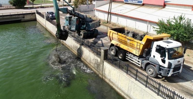 Balık ölümlerinin artmaya başladığı Akarçay’da temizlik çalışması başlatıldı
