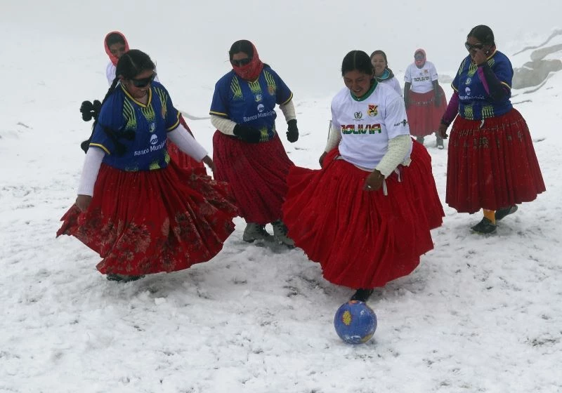 Bolivyalı dağcı kadınlardan 5 bin 890 metre yükseklikte futbol maçı
