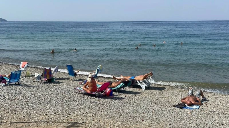 Yaz bitmesine rağmen plajlar dolu
