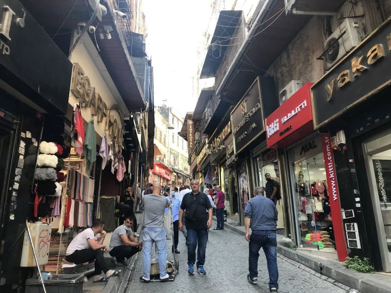 Dengesini kaybetti klimayla birlikte aşağı düştü, yaşlı kadın son anda kurtuldu
