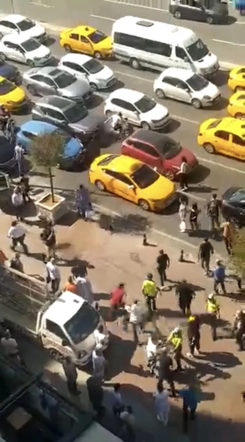 (Özel) İstanbul’un göbeğinde cam silici terörü: Bıçak ve sopayla mekan bastılar
