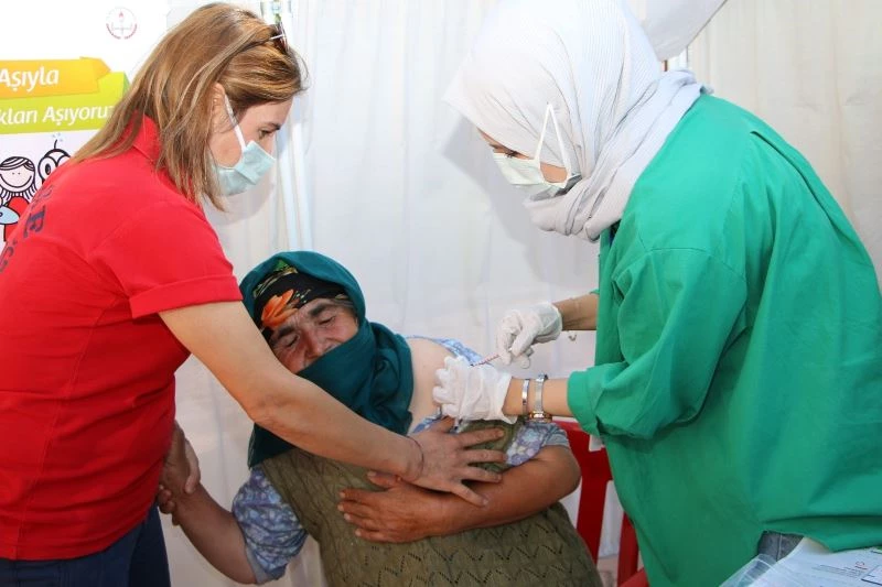 Aşı olmaktan korkan Güllü ninenin hemşire ile diyaloğu güldürdü