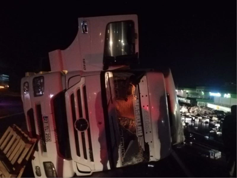 Devrilen tırdaki enerji içecekleri yola savruldu
