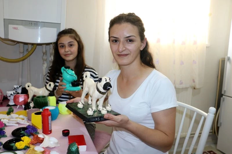 Mutfağını atölyeye çevirdi, kazandığı parayı sokak hayvanlarına harcıyor
