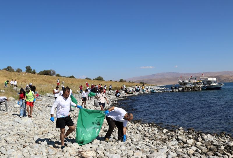 Van Büyükşehir’in destekleriyle “1. Adır Adası Yüzme Festivali” kapsamında sahil temizliği yapıldı
