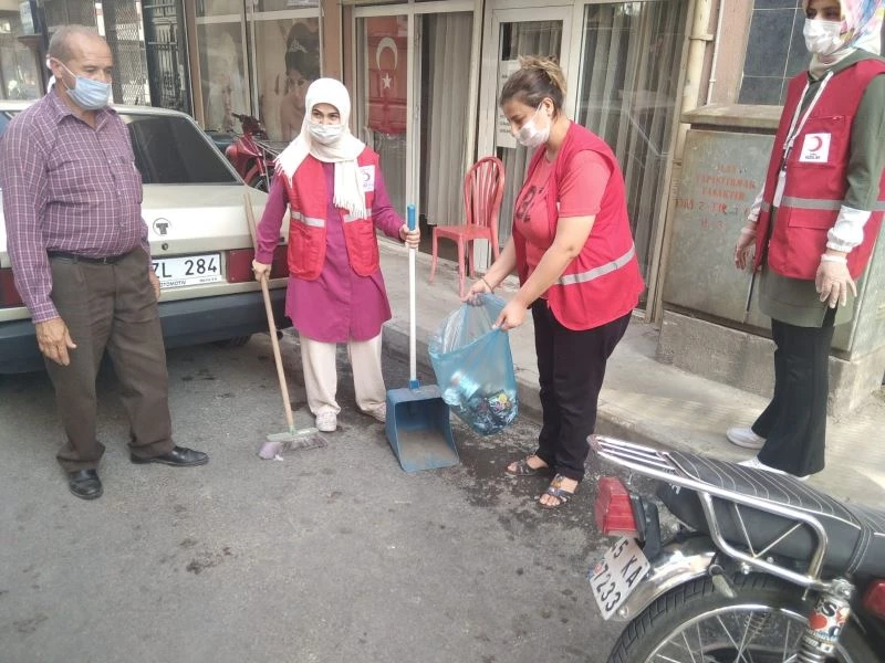 Alaşehir Kızılay Derneği kadınlarından çevre temizliği
