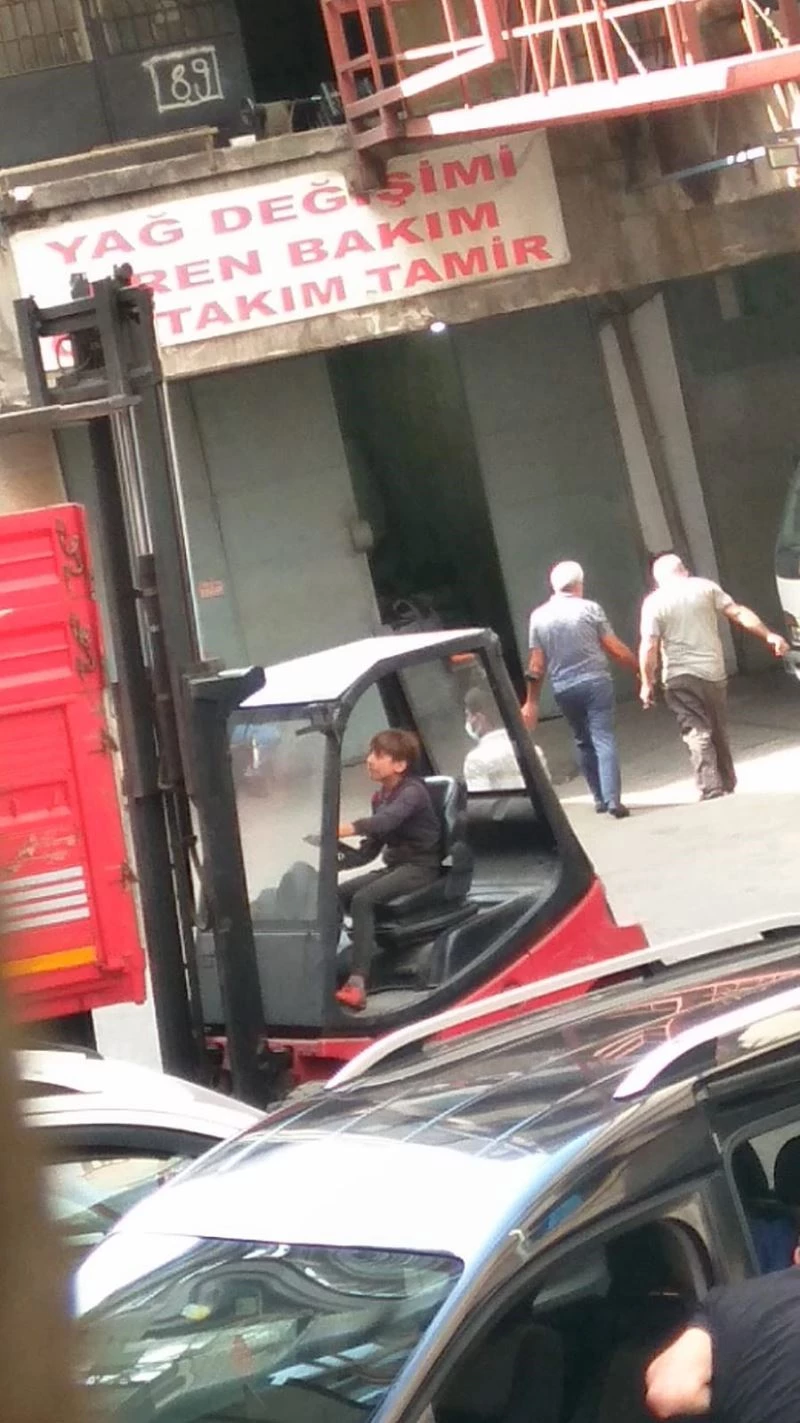 Forklift kullanan çocuk sürücü kamerada
