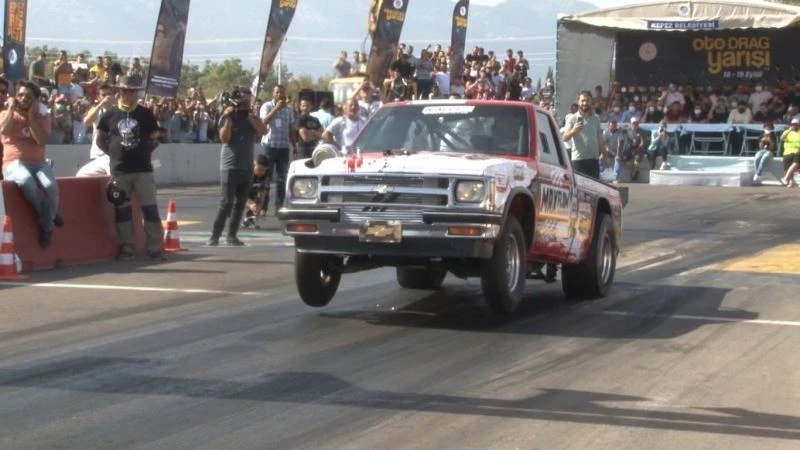 Şahlanarak yarışa başladı, 400 metreyi 9,5 saniyede geçti
