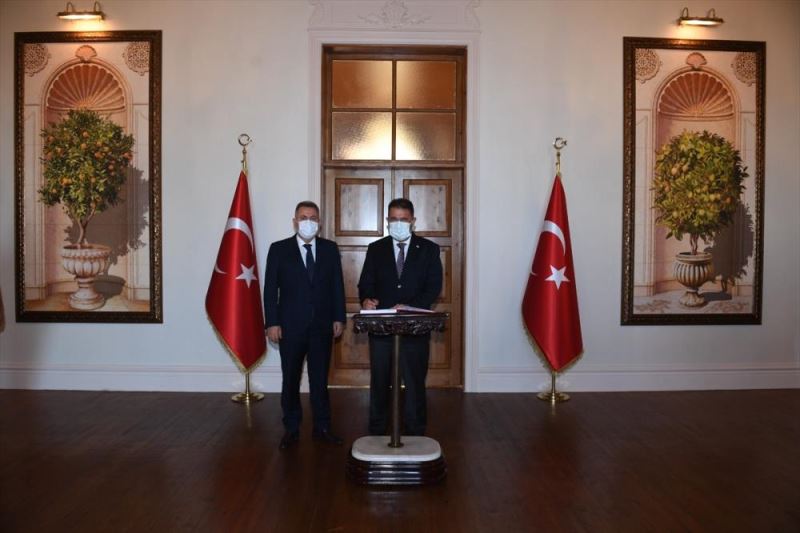 KKTC Başbakanı Ersan Saner, Adana Valiliğini ziyaret etti