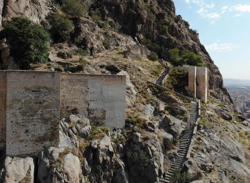 226 metre yükseklikteki tarihi Karahisar Kalesi’ne koşarak çıktılar
