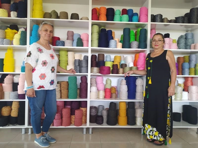 Kadınlar burada hem örgü örüyor hem de sosyalleşiyor
