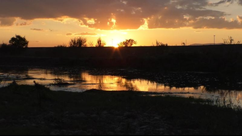 Kars’ta gün batımında gökyüzü kızıla büründü
