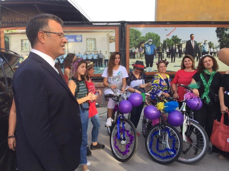 Caddelere parfüm ve deodorant sıkarak kadınlara destek verdi. 