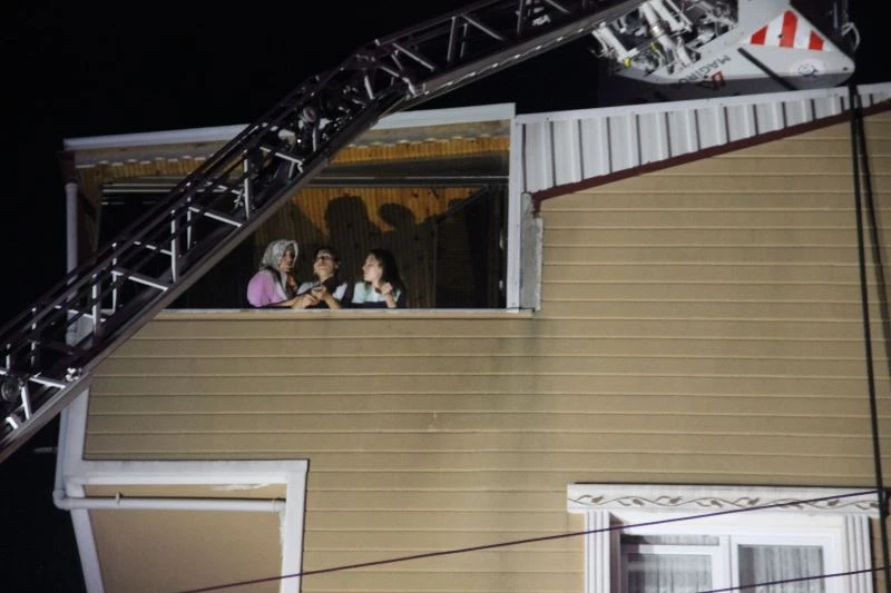 Çatılarında çıkan yangını balkondan izlediler
