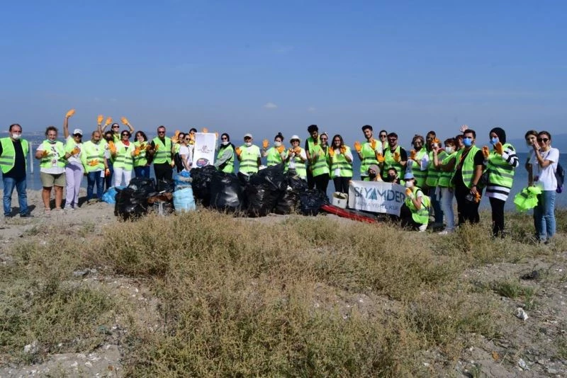 Sahilden 193 kilo çöp topladılard
