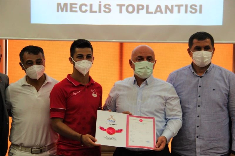 Olimpiyat ikincisi Eray Şamdan’a daire hediye edildi
