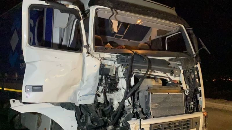 Traktörün devrildiği, tırın hurdaya döndüğü kazayı yara almadan atlattılar
