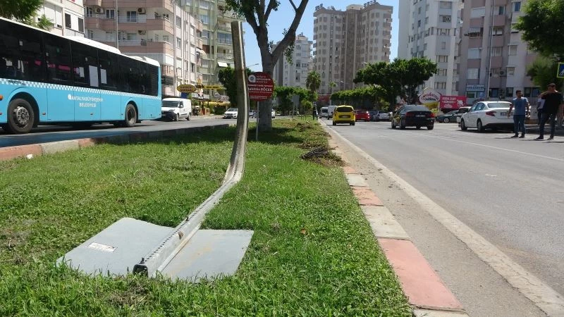 Kaza yapınca arabayı tekmeleyip arkadaşına sitem etti
