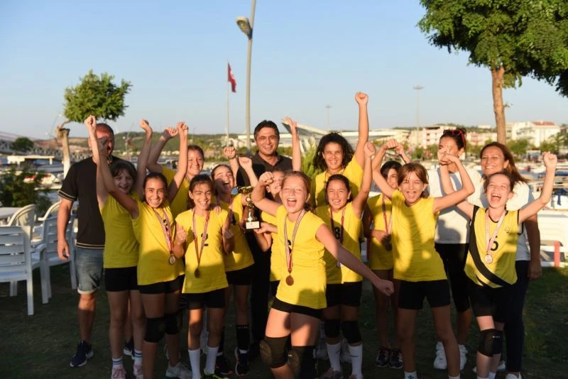 Mini Voleybolcular Aliağa’ya Kupayla Döndü
