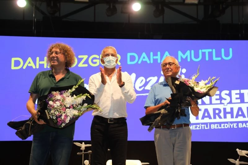 Mezitli’de şiirler, şarkılar ve güvercinler barış için havalandı
