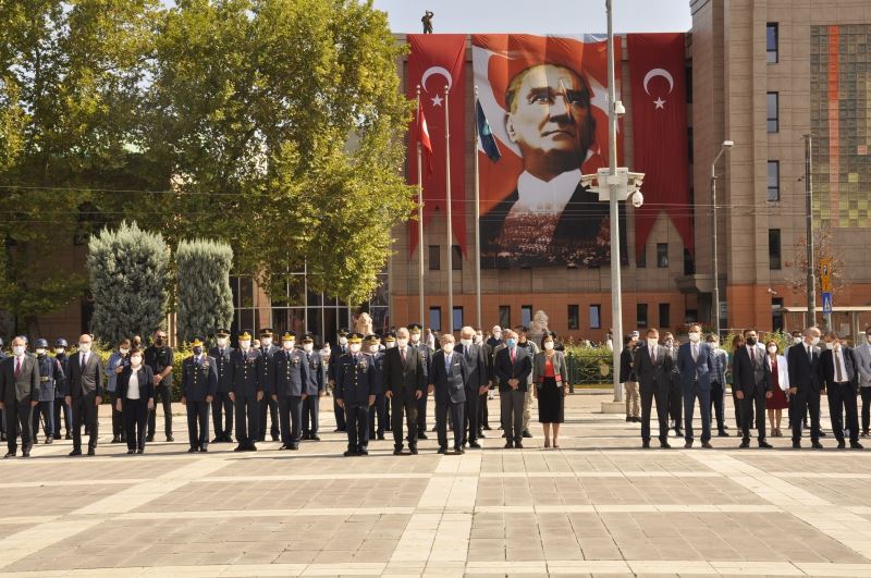 Eskişehir’in Kurtuluşu, valilik meydanındaki törenle kutlandı
