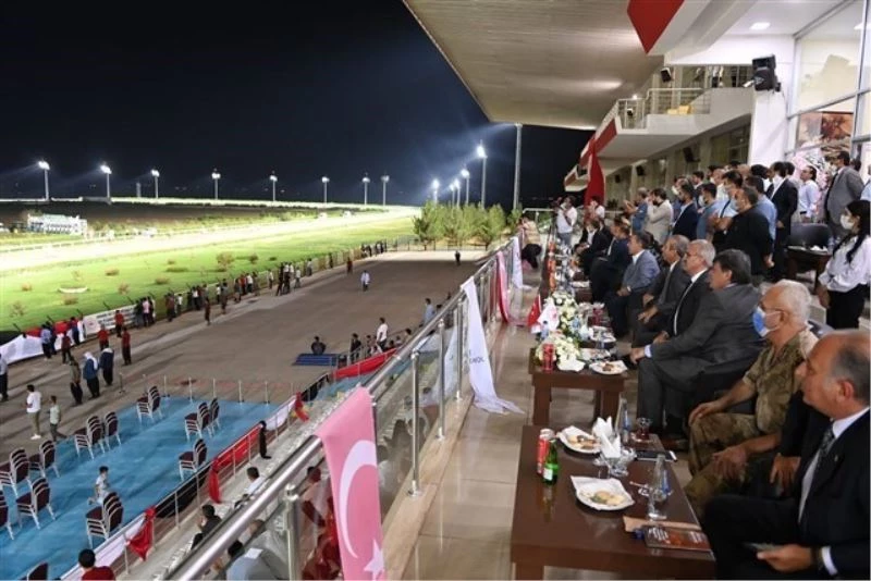 Diyarbakır Hipodromunda gece yarışları jandarma kupasıyla başladı
