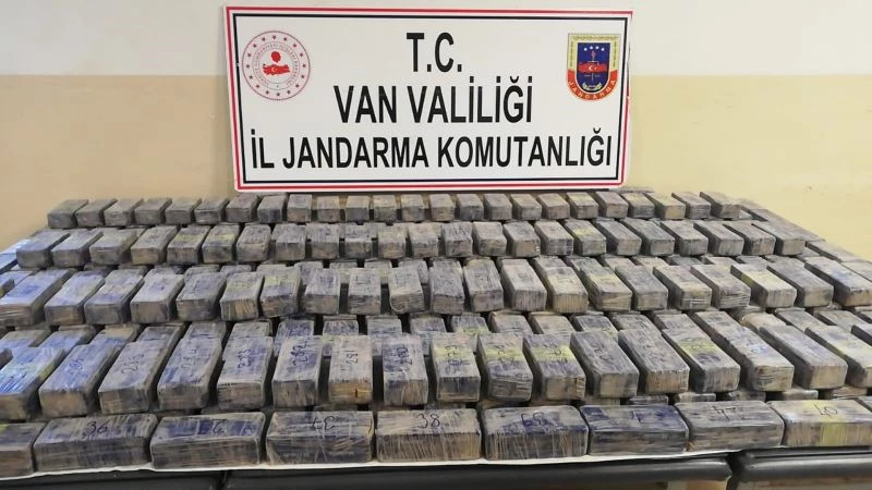 ‘Resmi araç’ görünümü verilen panelvanda 149 kilo eroin ele geçirildi
