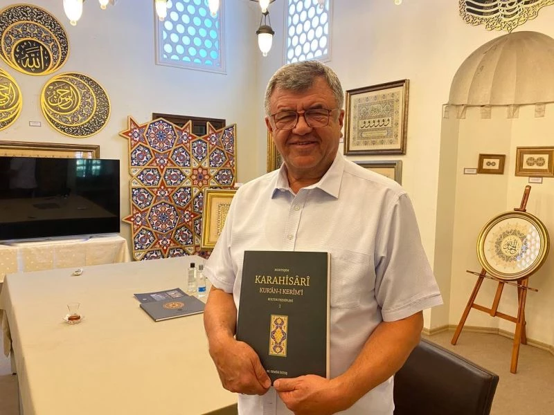 (Özel) 600 farklı tasarımla Karahisari Kur’an-ı Kerim tezhipleri tek ciltte toplandı

