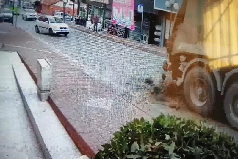 Yokuşta kayan tırdan tonlarca çamur yola saçıldı
