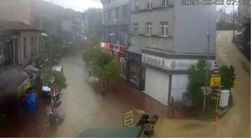 Caddeler göle döndü, dükkanlar sular içerisinde kaldı
