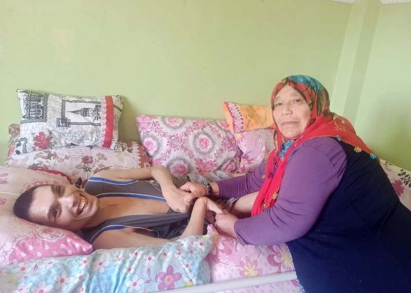 Ömrünü 3 engelli evladına adadı
