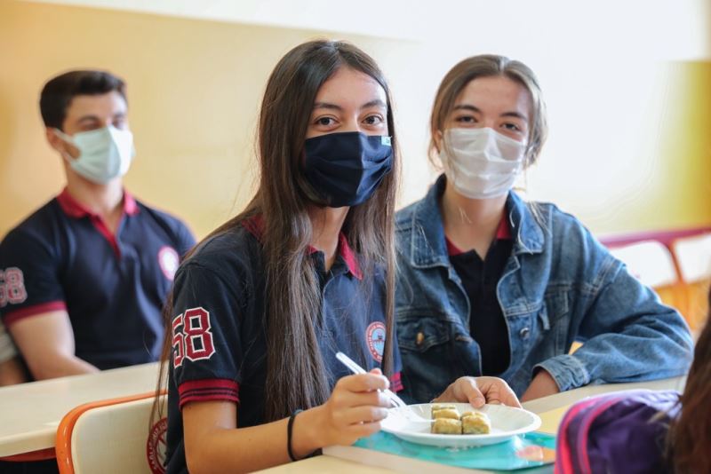 Maraş’tan dondurma gelmedi, Hilmi Başkan baklava ikram etti
