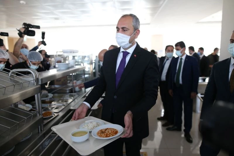 Abdulhamit Gül: “Sözleşmeli arkadaşlarımızın kadroya geçmesi birinci meselemiz”
