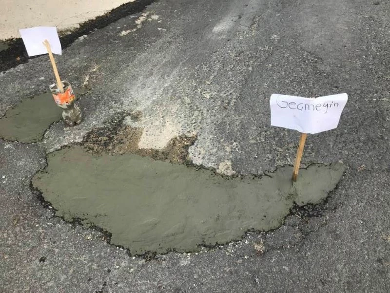 Vatandaş kendi yolunu kendisi onarıyor
