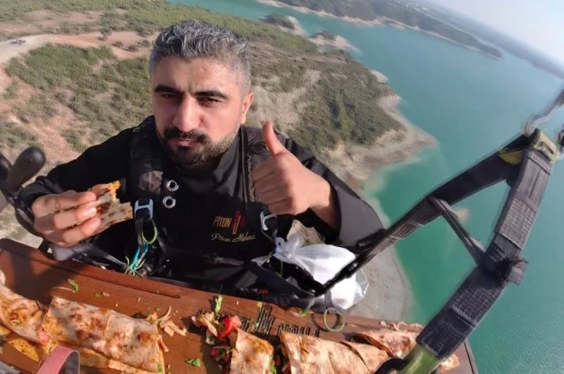 Yamaç paraşütünde metrelik ’piton döner’ ziyafeti
