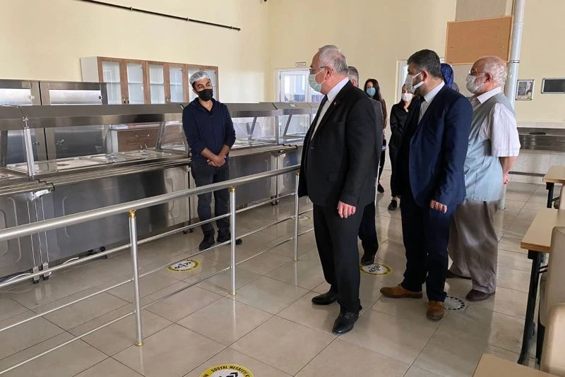 Rektör Namık Ak, eğitim-öğretim dönemi öncesi yurtları gezdi
